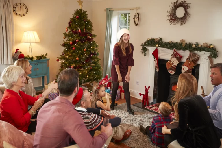 une famille fête Noël autour d'un jeu